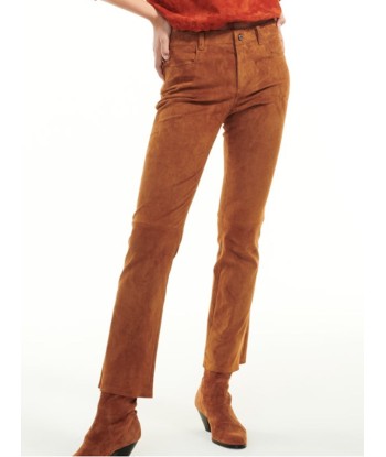 PANTALON DEAN CUIR VELOURS MARRON s'inspire de l'anatomie humaine